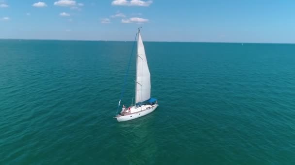 Yelkenli Deniz Pelerini Yalnız Geminin Açık Denizde Yüzüşünün Havadan Görüntüsü — Stok video