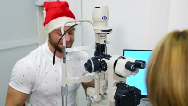 Врач Осматривает Глаз Помощью Медицинского Оборудования Офтальмолог Проверяет Зрение Молодого — стоковое видео