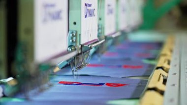 Dikiş fabrikasının manzarası. Kumaş fabrikası atölyesinin manzarası