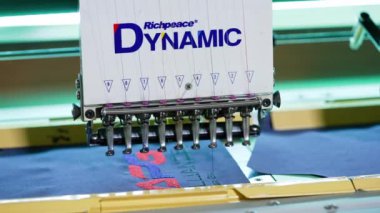 Kumaş endüstrisi üretim hattı. Endüstriyel fabrikada kıyafet üretim süreci