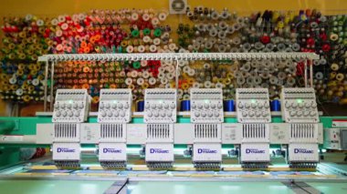 Otomatik Tekstil Dikiş Makinesi. Modern endüstriyel nakış makinesi kumaşa desen uygular
