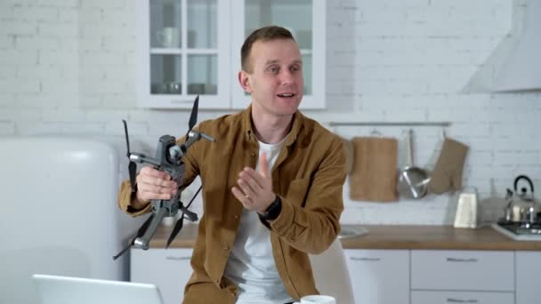 Homem Casa Com Drone Jovem Brincando Com Drone Casa — Vídeo de Stock