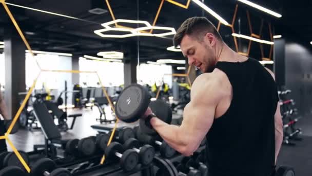 Man Lifting Weight Gym Young Professional Athletic Man Working Biceps — Stock Video