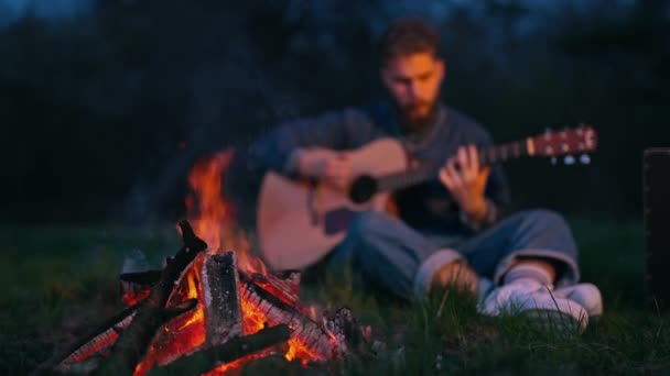 Homme Est Assis Près Feu Jouer Guitare Homme Avec Guitare — Video