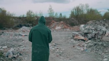 Özel kimyasal koruma süitinde çalışan bir işçi. Kimyasal korumalı bir adam terk edilmiş bir fabrikada terk edildi.