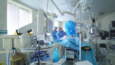Hastanede ameliyat sırasında doktorlar. Kooperatif çok yaş doktor ekibi cerrahi işlem gerçekleştirir.