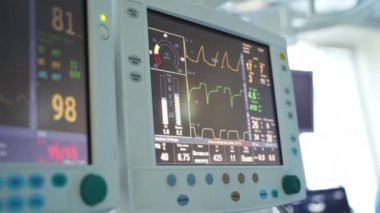 Hasta kalp atışı ekranda. Ameliyathanede hasta durumunun EKG monitörü.