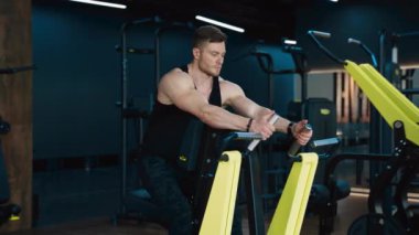 Kol kasları için egzersiz. Yakışıklı atletik adam spor salonunda sıkı egzersiz yapıyor.