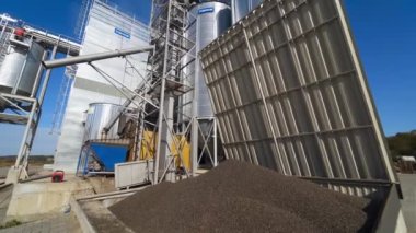 Kocaman metal tahıl ambarları. Tarım ürünlerinin kuru temizleme ve depolanması için gümüş silolar