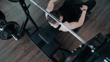 Halter egzersizi yapan kaslı adam. Spor salonunda ağırlık kaldıran bir adam var.