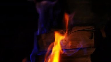 Arka planda izole edilmiş şömine yanıyor. Büyük taş şömineli oturma odası.