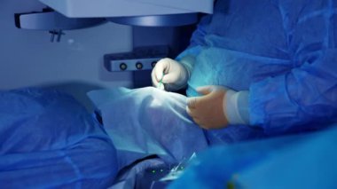 Tıbbi oftalmoloji kliniğinde ameliyat. Lazer görme düzeltmesi sırasında göz cerrahisinde doktor.