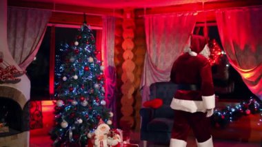 Noel Baba gece evde. Noel Baba Noel gecesi güzel bir odada