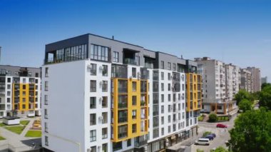 Yeni apartman manzarası. Genç aileler için modern konut kompleksinin havadan görünüşü