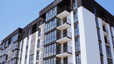 Şehirdeki modern apartmanlar. Modern şehir apartmanının havadan görünüşü