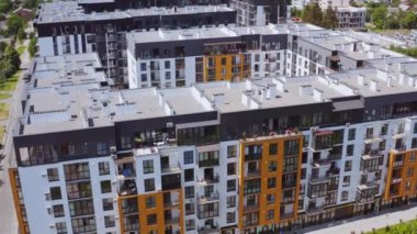 Yeni konut kompleksi cephesi. Tipik çok katlı apartman manzarası