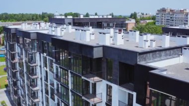 Yüksek katlı bir bina. Modern apartmanların havadan görünüşü, dış görünüş.