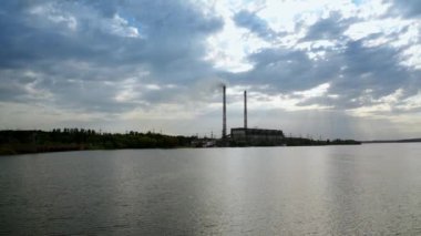 İHA fabrikanın üzerinde uçuyor. Endüstriyel üretim bölgesindeki fabrikanın havadan görüntüsü