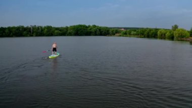 N 'aber sörfçü. Genç adamın insansız hava aracı vuruşu Tatilde kürek çekerken