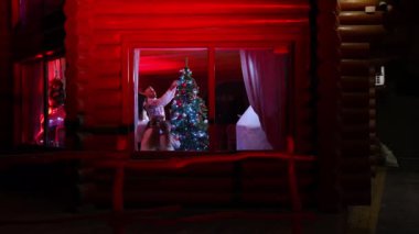 Aile süsleme noel ağacı. Mutlu aile yeni yıl tatiline hazırlanıyor