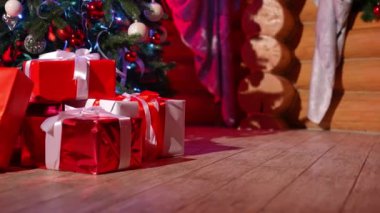 Noel ağacının yanındaki hediyeler. Güzel süslenmiş Noel ağacının altında bir sürü hediye kutusu.