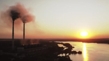 Boruları olan fabrikanın havadan görüntüsü. Endüstriyel üretim bölgesinde yüksek fabrika yapısına sahip fabrikanın havadan görünüşü