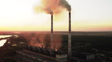 Bitki boruları atmosferi kirletir. Yüksek dumanlı hava aracı görüntüsü