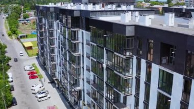 Standart dairenin insansız hava aracı görüntüsü. Çok katlı binalarla şehrin havadan görüntüsü.