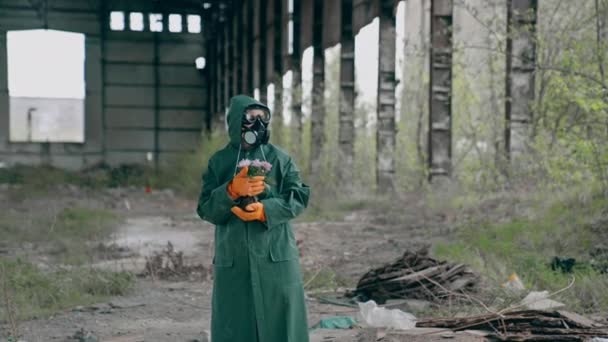 Hombre Con Uniforme Protector Máscara Gas Carácter Post Apocalíptico Con — Vídeos de Stock