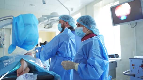 Modern Hastane Ameliyathanesi Acil Serviste Baş Cerrahla Birlikte Çalışan Tıbbi — Stok video