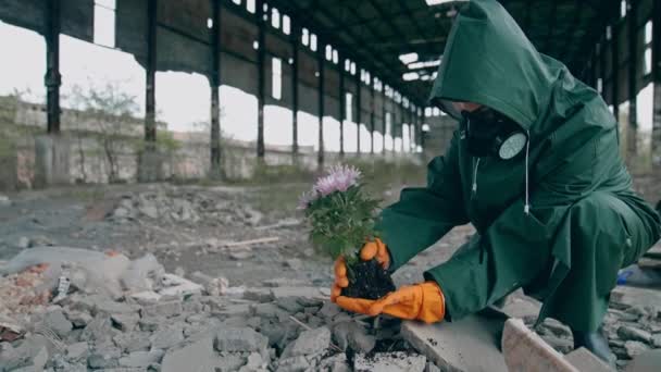 Onderzoeker Beschermend Pak Masker Man Beschermend Pak Verlaten Fabriek — Stockvideo