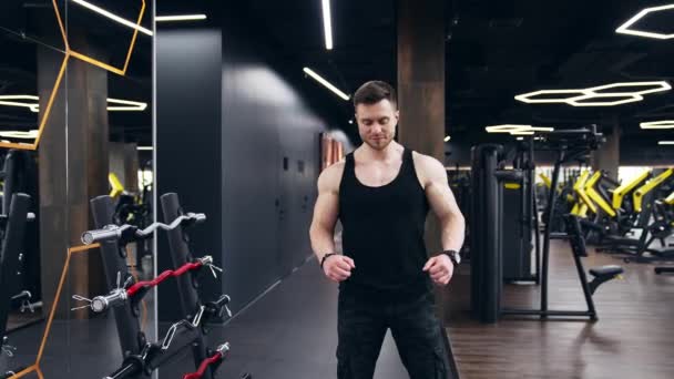 Workout Hardcore Gym Sportsman Preparing Training Workout Gym Ready Bodybuilding — Stock Video
