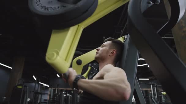 Bodybuilding Man Training Sport Club Fitness Man Bodybuilder Training Weightlifting — Stock Video