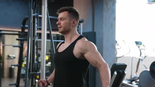 Desportista Muscular Poder Levantando Peso Pesado Muscular Fisiculturista Homem Bonito — Vídeo de Stock