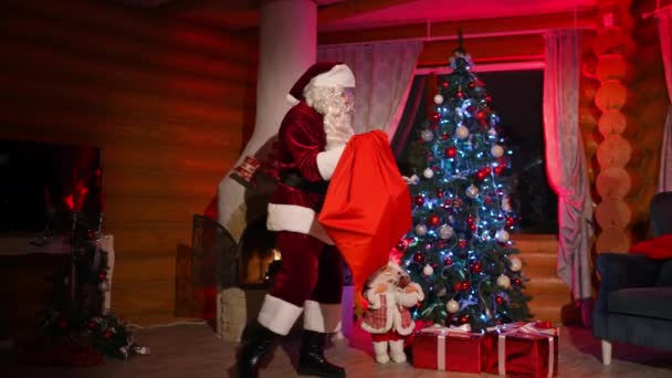 Navidad Con Papá Noel Santa Claus Cerca Chimenea Árbol Navidad — Vídeos de Stock