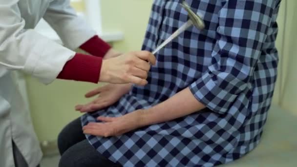 Доктор Спеціаліст Випробовує Реакцію Доктор Невролог Оглядає Пацієнтські Стрічки Молотком — стокове відео
