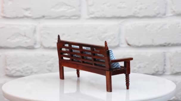 Miniatuur Speelgoed Muurachtergrond Close Zicht Van Houten Speelgoed Meubels Tegen — Stockvideo