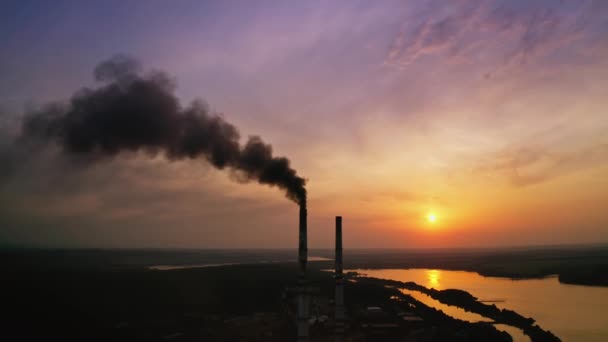 Luchtvervuiling Smog Uit Fabriek Luchtdrone Zicht Fabriek Tijdens Zonsondergang — Stockvideo