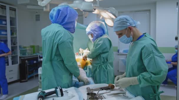 Professionell Kirurg Som Utför Operation Samarbetsgrupp Bestående Läkare Och Kirurger — Stockvideo
