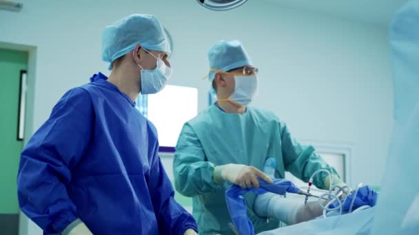 Zastřelen Operačním Sále Tým Kooperativního Zdravotnického Personálu Během Operace Nemocnici — Stock video