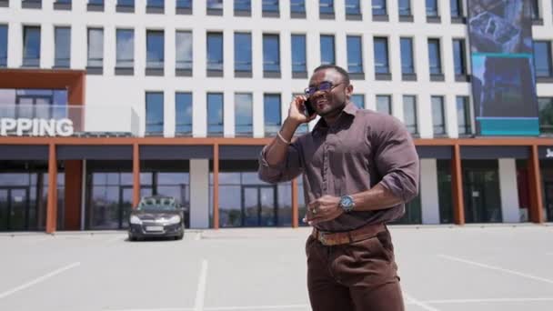Африканський Чоловік Використовує Телефон Чорний Чоловік Розмовляє Телефону Вулиці — стокове відео