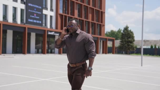 Діловий Дзвінок Міській Вулиці Африканський Бізнесмен Розмовляє Мобільному Телефону Вулиці — стокове відео