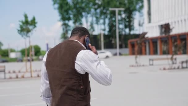 Молодий Чорношкірий Чоловік Моделює Вулиці Молодий Африканський Бізнесмен Розмовляє Мобільному — стокове відео