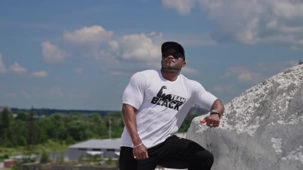 Atletyczny Model Fitness Pozujący Zewnątrz Portret Sportowy Przystojny Silny Mężczyzna — Wideo stockowe