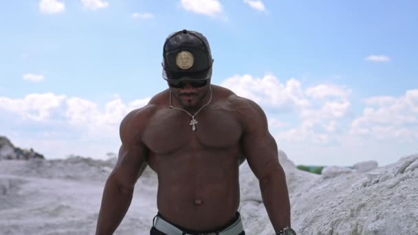 非洲黑人模特儿年轻黑人健身男的肖像 — 图库视频影像