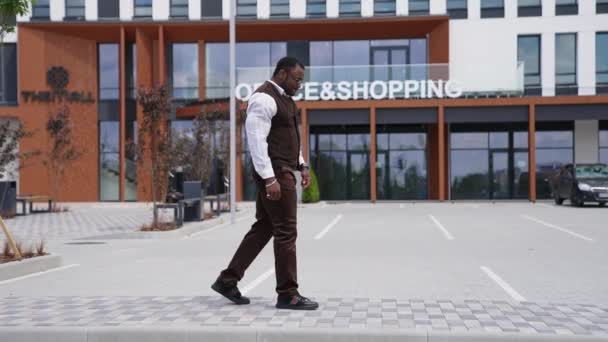 Чорний Чоловік Стильному Одязі Вулиці Африканський Чоловік Ходить Біля Нових — стокове відео