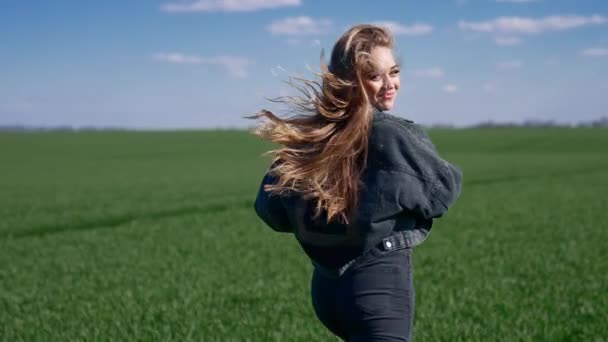 Holka Běhá Poli Volný Dívka Běh Zábava Přes Zelené Pole — Stock video