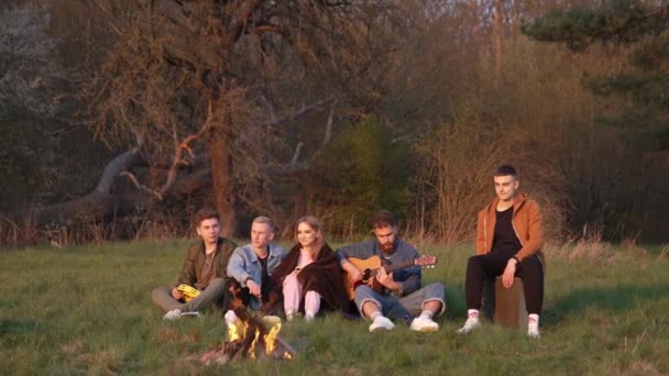 Eine Gruppe Von Freunden Sitzt Lagerfeuer Picknick Junger Leute Mit — Stockvideo