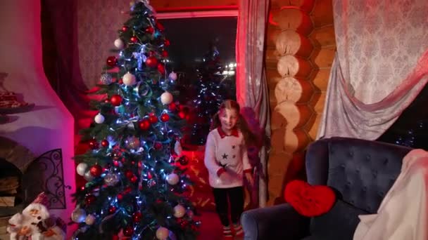 Meisjes Spelen Tijdens Kerstmis Twee Meisjes Hebben Plezier Tijdens Kerstavond — Stockvideo