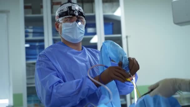 Läkare Som Bär Skyddskläder Och Opererar Team Kirurger Som Koncentrerar — Stockvideo